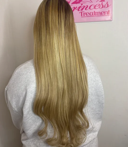Lange rechte blonde extensions met natuurlijke uitgroei